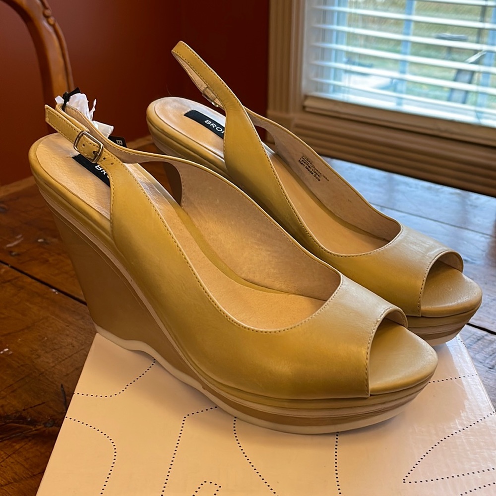 New in box! Tan wedges